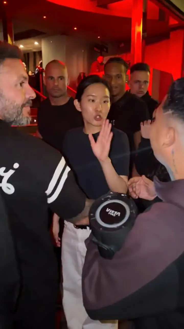 Otro video terminado y sin sonido: una persona generada con IA entrando como protagonista en la escena callejera de luz roja