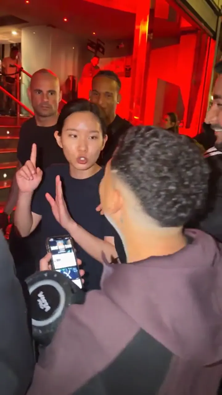 Result of a Dame Hombro AI video from one photo: an AI-generated person gesturing while the crowd watches