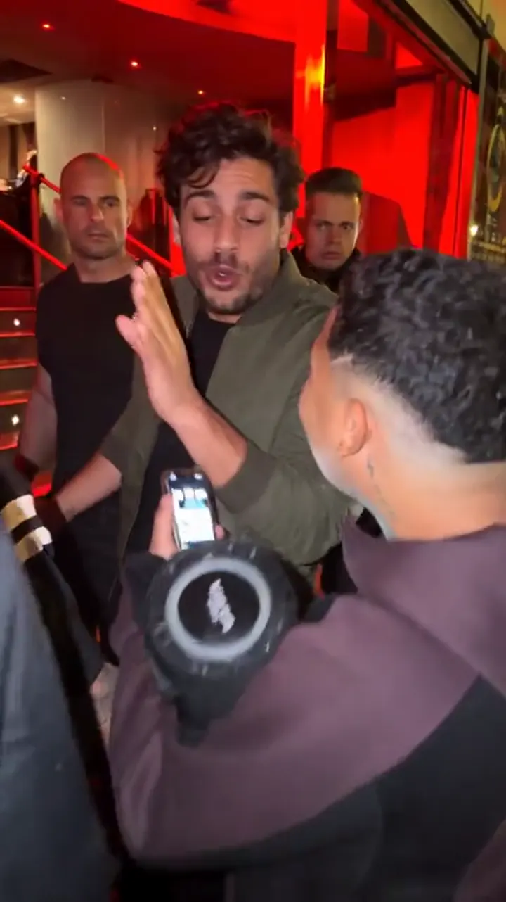 Un segundo resultado con una sola foto: una persona generada con IA levantando una mano durante el freestyle, con luz roja detrás