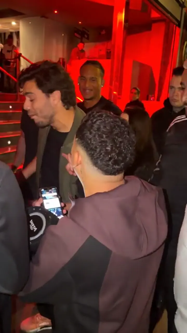 Un video terminado y sin sonido, listo para añadirle audio: una persona generada con IA al final del clip, con la escena de luz roja intacta